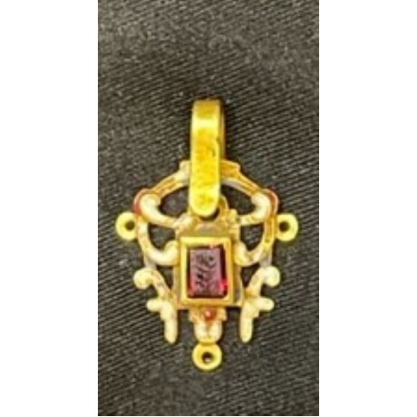 Gold Pendant with beautiful 1ct garnet stone, 4.2 grams of 22k gold. Most likely shipwreck, Grade VF, Date 1650-1750. #GP23-231752